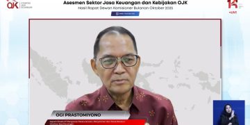 Kepala Eksekutif Pengawas PPDP OJK, Ogi Prastomiyono, dalam Konferensi Pers Hasil Rapat Dewan Komisioner Bulanan Oktober 2025, Jumat (7/11).