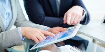 Adopsi GenAI meningkat pesat di sektor keuangan, dengan 51 persen lembaga keuangan Indonesia sudah mengintegrasikannya dalam operasional.