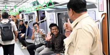 Presiden Prabowo Subianto membaur bersama masyarakat menaiki KRL dari Stasiun Manggarai ke Staisun Tanah Abang pada Selasa, 4 November 2025. (Foto: BPMI Setpres/Cahyo)