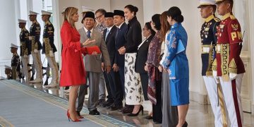 Presiden RI Prabowo Subianto (dua kiri) mengenalkan delegasi Indonesia kepada Ratu Maxima dari Kerajaan Belanda (kiri) di Istana Merdeka, Jakarta, Kamis, 27 November 2025. (Foto: ANTARA)