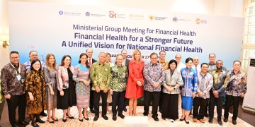 Penasihat Khusus Sekretaris Jenderal PBB untuk Kesehatan Finansial (UNSGSA) yang juga Ratu Belanda Maxima (tengah) bersama Menteri Koordinator Bidang Perekonomian Airlangga Hartarto (kanan) dan Ketua Dewan Komisioner Otoritas Jasa Keuangan (OJK) Mahendra Siregar (kiri) saat mengikuti Ministerial Group Meeting for Financial Health di Gedung A.A. Maramis, Kompleks Kemenkeu, Jakarta, Kamis, 27 November 2025. (Foto: Erman Subekti)