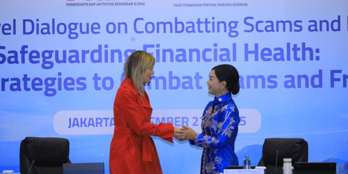 Penasihat Khusus Sekretaris Jenderal PBB untuk Kesehatan Finansial (UNSGSA) yang juga Ratu Maxima dari Kerajaan Belanda (kiri) berjabatan tangan dengan Kepala Eksekutif Pengawas Perilaku Pelaku Usaha Jasa Keuangan, Edukasi, dan Pelindungan Konsumen OJK Friderica Widyasari Dewi (kiri), usai mengikuti acara Kesehatan Finansial Nasional di Gedung Dhanapala Kemenkeu, Jakarta, Kamis, 27 November 2025. (Foto: Dok. OJK)