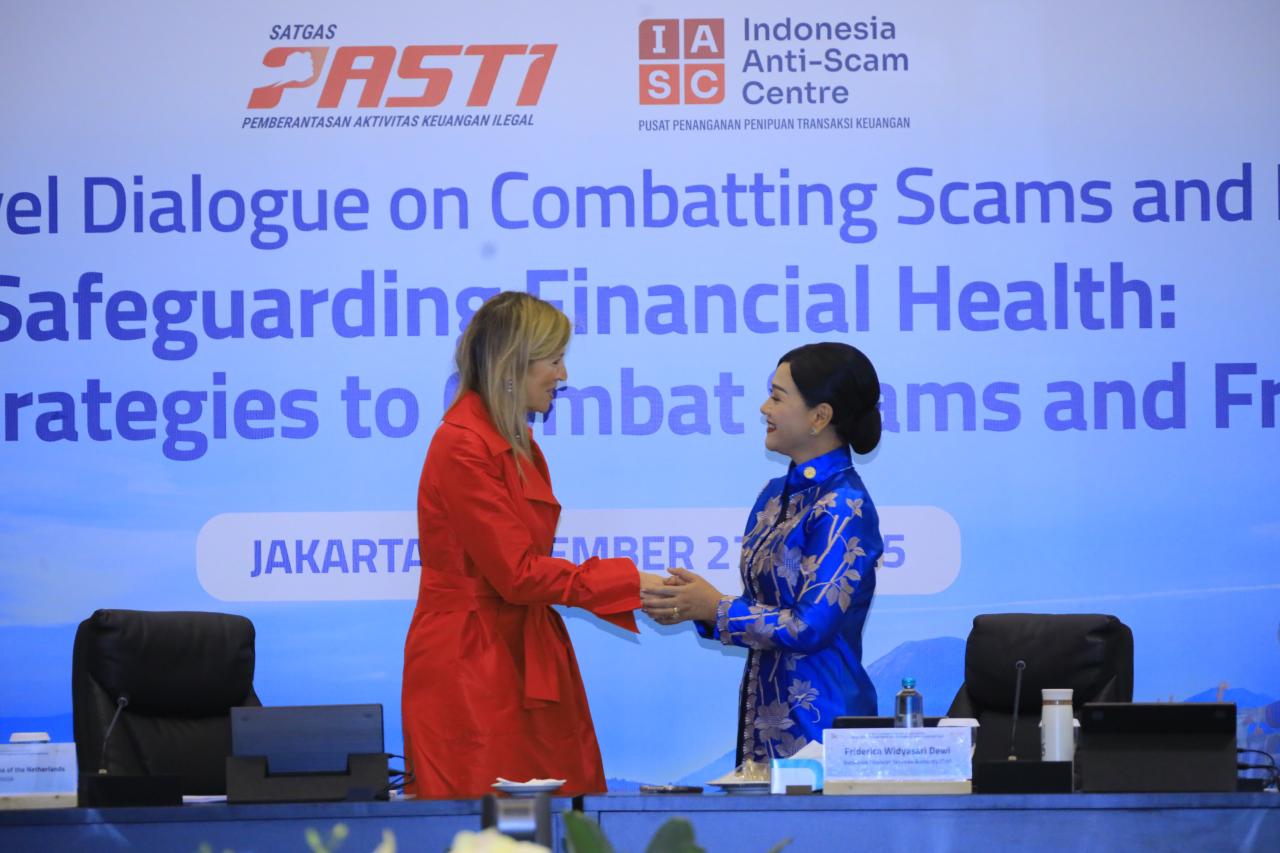 Penasihat Khusus Sekretaris Jenderal PBB untuk Kesehatan Finansial (UNSGSA) yang juga Ratu Maxima dari Kerajaan Belanda (kiri) berjabatan tangan dengan Kepala Eksekutif Pengawas Perilaku Pelaku Usaha Jasa Keuangan, Edukasi, dan Pelindungan Konsumen OJK Friderica Widyasari Dewi (kiri), usai mengikuti acara Kesehatan Finansial Nasional di Gedung Dhanapala Kemenkeu, Jakarta, Kamis, 27 November 2025. (Foto: Dok. OJK)