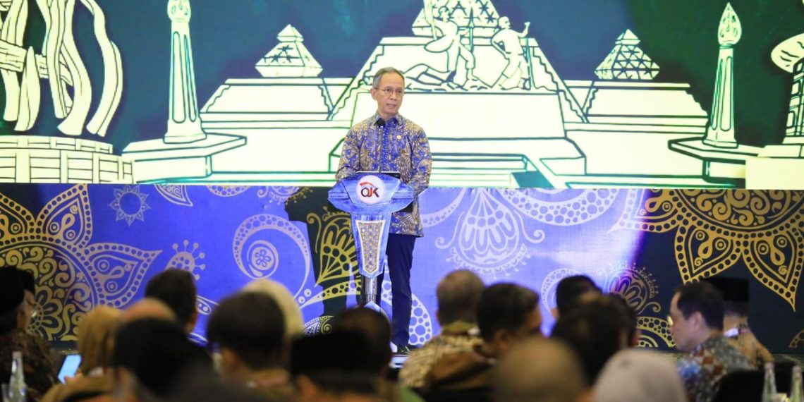 Ketua Dewan Komisioner OJK Mahendra Siregar dalam acara Indonesia Islamic Finance Summit (IIFS) 2025 yang telah digelar di Surabaya, 3-4 November 2025.