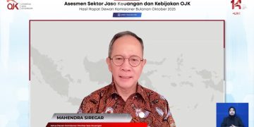 Ketua Dewan Komisioner OJK, Mahendra Siregar dalam konferensi pers hasil Rapat Dewan Komisioner (RDK) OJK secara virtual, Jumat (7/11). (Tangkapan layar virtual meeting: Irawati)