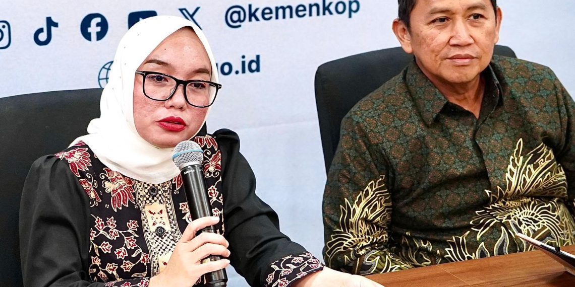 Wakil Menteri Koperasi (Wamenkop) Farida Farichah bersama denganSekretaris Kementerian Koperasi (SesKemenkop) Ahmad Zabadi