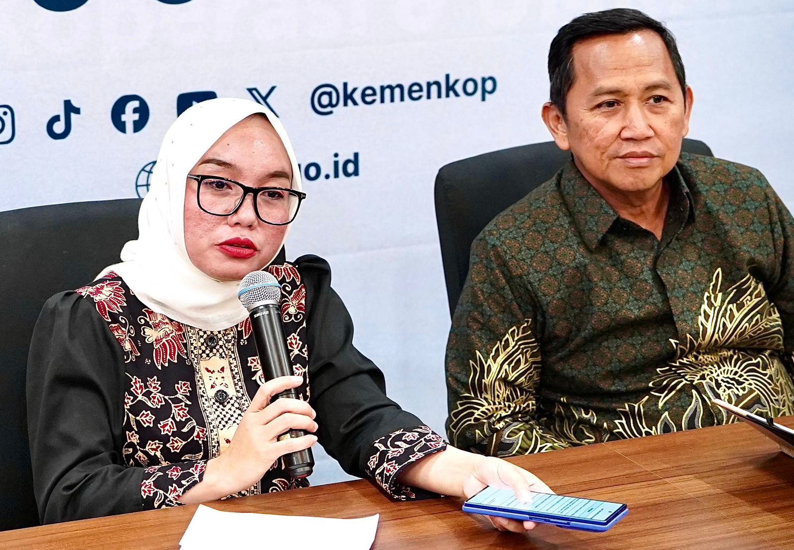 Wakil Menteri Koperasi (Wamenkop) Farida Farichah bersama denganSekretaris Kementerian Koperasi (SesKemenkop) Ahmad Zabadi