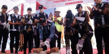 Seremoni peletakan batu pertama oleh Wakil Ketua Dewan Komisioner OJK Mirza Adityaswara di Medan, Jumat (7/11).