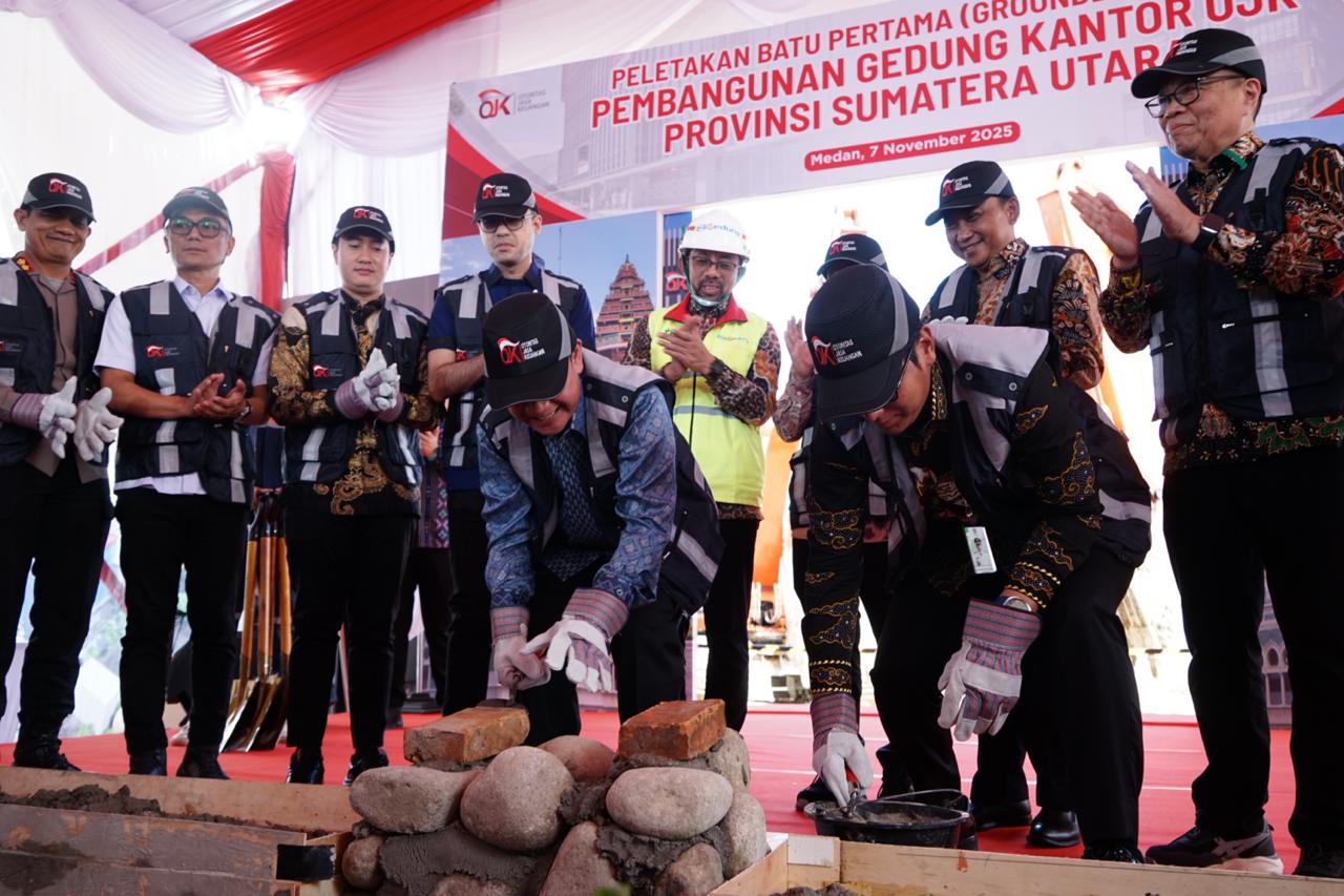 Seremoni peletakan batu pertama oleh Wakil Ketua Dewan Komisioner OJK Mirza Adityaswara di Medan, Jumat (7/11).