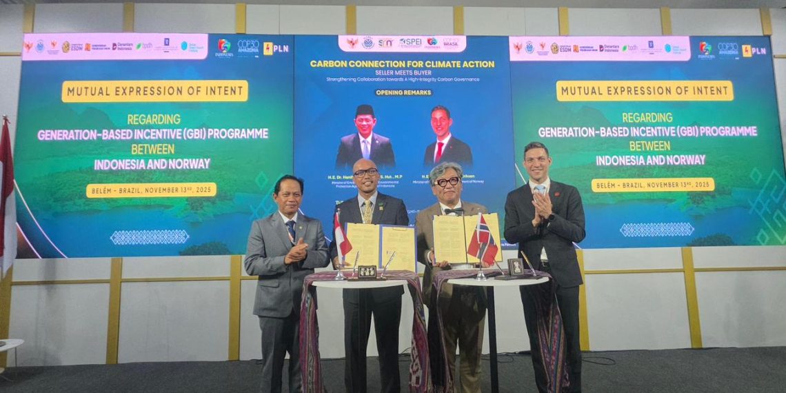 Menteri Lingkungan Hidup/Kepala Badan Pengendalian Lingkungan Hidup Republik Indonesia, Hanif Faisol Nurofiq (kiri) berfoto bersama Menteri Iklim dan Lingkungan Hidup Norwegia, Andreas Bjelland Eriksen (kanan), Direktur Teknologi, Engineering, dan Keberlanjutan PLN, Evy Haryadi (kedua dari kiri), dan Direktur Eksekutif Global Green Growth Institute (GGGI), Sang-Hyup Kim (kedua dari kanan) setelah penandatanganan Mutual Expression of Intent antara PLN dan GGGI di Paviliun Indonesia pada COP30 di Belém, Brasil, pada Kamis (13/11).