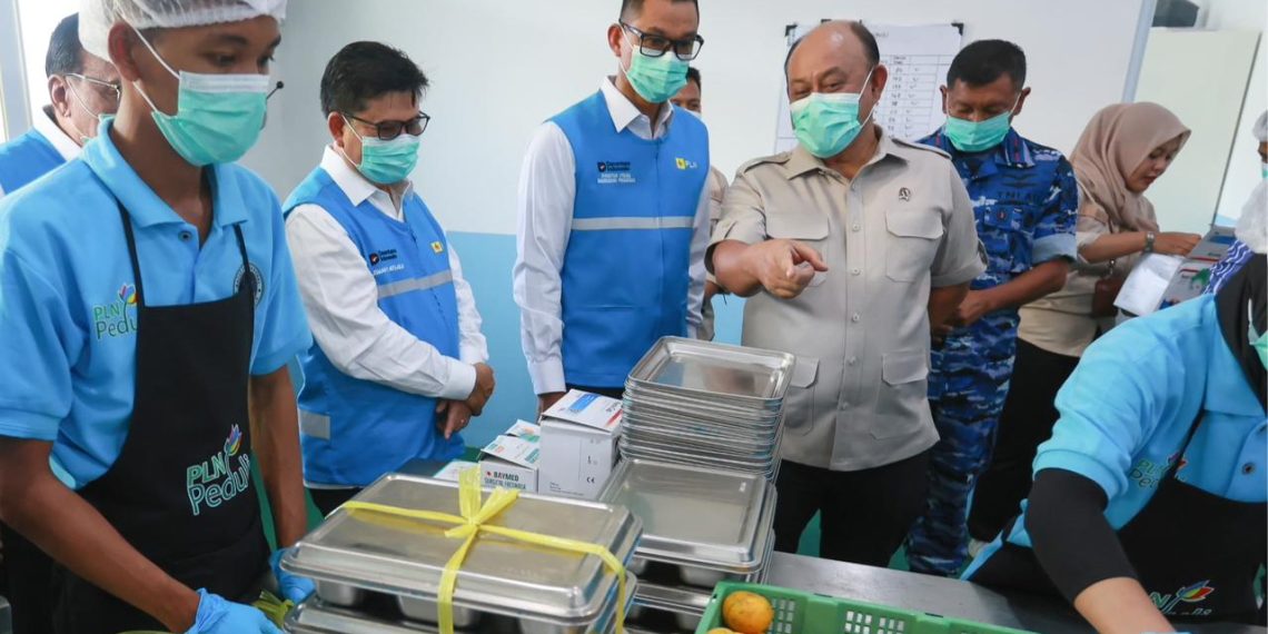 Kepala Badan Gizi Nasional, Dadan Hindayana (kedua dari kanan) bersama Komandan Pangkalan TNI Angkatan Udara Atang Sendjaja, Marsekal Pertama TNI Andy Ferdinand Picaulima (kanan), Komisaris PLN, Jisman P. Hutajulu (kedua dari kiri), dan Direktur Utama PLN, Darmawan Prasodjo (tengah) meninjau Dapur 2 Satuan Pelayanan Pemenuhan Gizi (SPPG) Lanud Atang Sendjaja, Kabupaten Bogor (21/11).