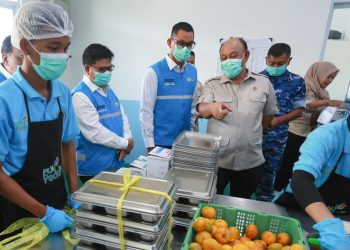 Kepala Badan Gizi Nasional, Dadan Hindayana (kedua dari kanan) bersama Komandan Pangkalan TNI Angkatan Udara Atang Sendjaja, Marsekal Pertama TNI Andy Ferdinand Picaulima (kanan), Komisaris PLN, Jisman P. Hutajulu (kedua dari kiri), dan Direktur Utama PLN, Darmawan Prasodjo (tengah) meninjau Dapur 2 Satuan Pelayanan Pemenuhan Gizi (SPPG) Lanud Atang Sendjaja, Kabupaten Bogor (21/11).