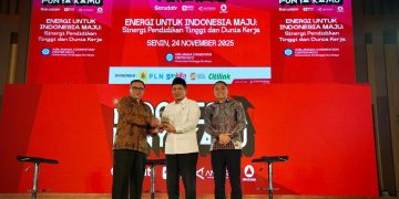 Menkop Fery saat menjadi narasumber di acara "Indonesia Punya Kamu" yang diselenggarakan Garuda TV dan Universitas Airlangg (UNAIR), di Surabaya, Senin (24/11).