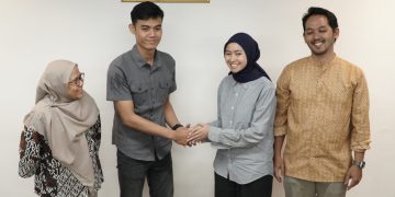 Proses mediasi antara antara petugas passenger service Stasiun Rangkasbitung bernama Argi, dengan salah satu penumpang, Anita buntut kasus tumbler hilang di KRL.