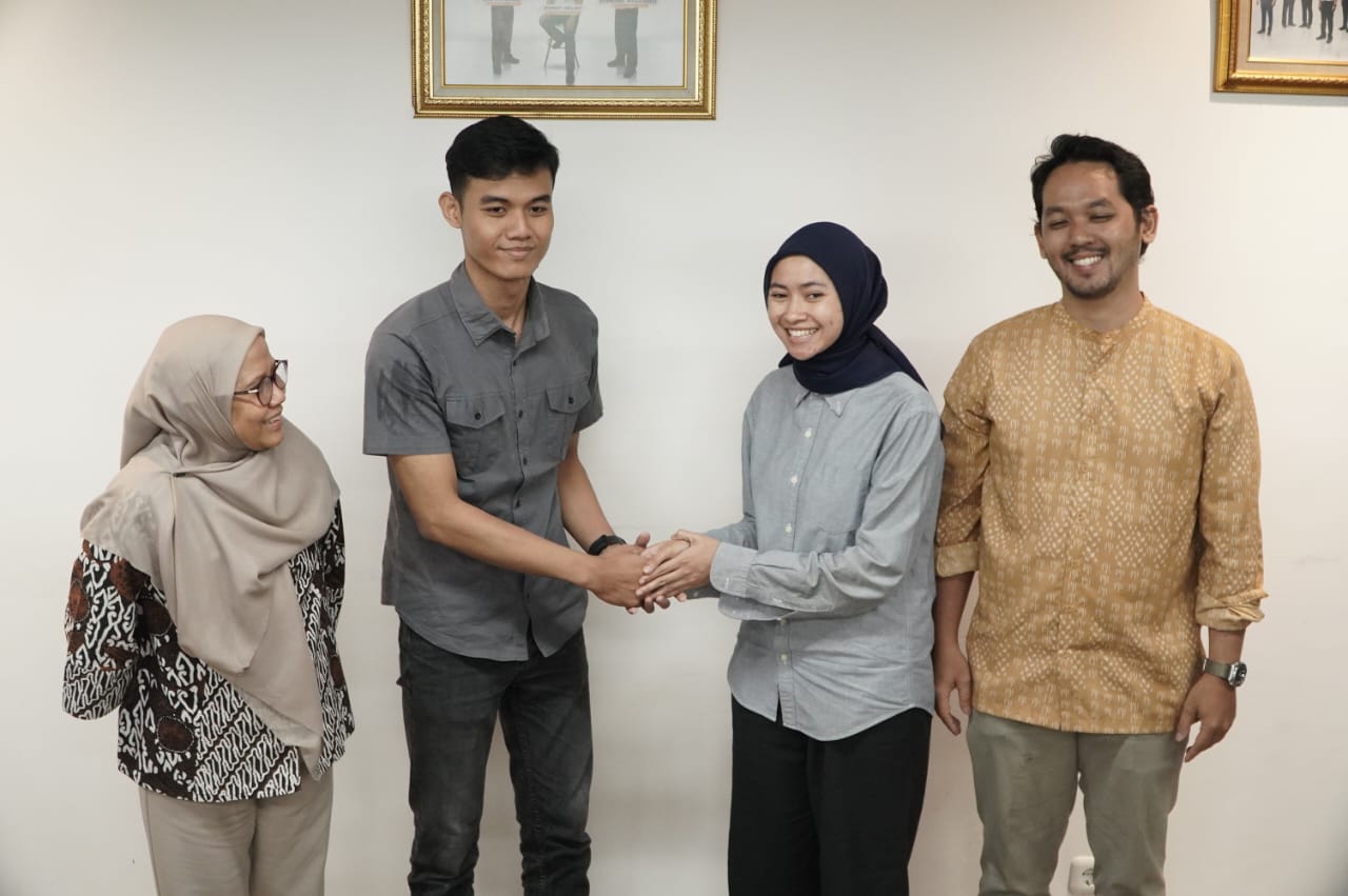 Proses mediasi antara antara petugas passenger service Stasiun Rangkasbitung bernama Argi, dengan salah satu penumpang, Anita buntut kasus tumbler hilang di KRL.