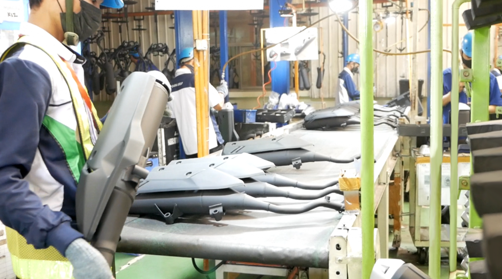 Pekerja memeriksa produk dan kualitas komponen otomotif di pabrik PT Dharma Polimetal (Dharma Group), kawasan Delta Silicon, Cikarang, Jawa Barat. (Foto: Istimewa)