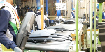 Pekerja memeriksa produk dan kualitas komponen otomotif di pabrik PT Dharma Polimetal (Dharma Group), kawasan Delta Silicon, Cikarang, Jawa Barat. (Foto: Istimewa)