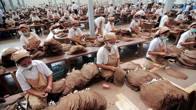 Ilustrasi buruh di pabrik. (Foto: Istimewa)