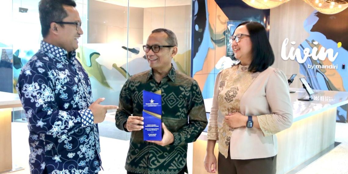 Pimpinan Bank Mandiri berdiskusi sambil memperlihatkan penghargaan “Best for Hedging and Foreign Exchange Solutions 2025” yang diberikan oleh Corporate Treasurer, media keuangan terkemuka di Asia Pasifik. Penghargaan ini semakin menegaskan posisi Bank Mandiri sebagai penyedia solusi treasury yang kompetitif dan berkelas regional.