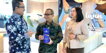Pimpinan Bank Mandiri berdiskusi sambil memperlihatkan penghargaan “Best for Hedging and Foreign Exchange Solutions 2025” yang diberikan oleh Corporate Treasurer, media keuangan terkemuka di Asia Pasifik. Penghargaan ini semakin menegaskan posisi Bank Mandiri sebagai penyedia solusi treasury yang kompetitif dan berkelas regional.
