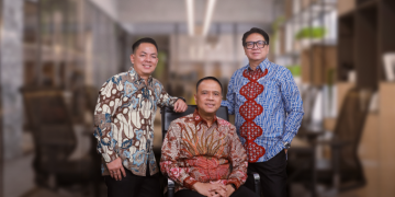 Direktur Utama KB Bukopin Finance Hendra Gunawan (tengah), Direktur Fajar Satritama (kanan), Direktur Raden Ari Priyadi (kiri). (Foto: Zaenal)