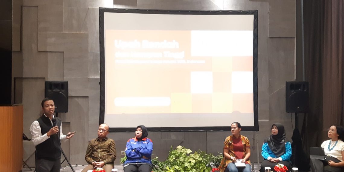 Direktur Kebijakan Fiskal Celios, Media Wahyudi (paling kiri) saat paparan studi kelayakan kerja di Jakarta, Kamis (6/11). (Foto: Steven Widjaja)