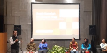 Direktur Kebijakan Fiskal Celios, Media Wahyudi (paling kiri) saat paparan studi kelayakan kerja di Jakarta, Kamis (6/11). (Foto: Steven Widjaja)