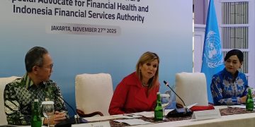 Ratu Maxima (tengah) bersama Ketua Dewan Komisioner OJK Mahendra Siregar (kiri) dan Anggota Dewan Komisioner OJK Friderica Widyasari Dewi, menjawab pertanyaan media dalam konferensi pers, di Rumah Imam Bonjol, Jalan Imam Bonjol 66, Jakarta, Kamis, 27 November 2025. (Foto: Yulian Saputra)