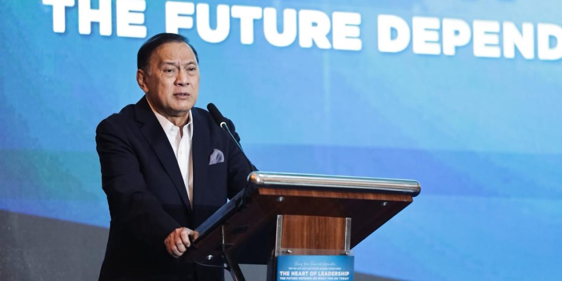 Ketua Dewan Pengawas Ikatan Bankir Indonesia (IBI), Agus Dermawan Wintarto Martowardojo, saat memberikan sambutan dalam acara Top 100 CEO and The Future Leaders Forum 2025 di Hotel Shangri-La Jakarta, Senin, 8 Desember 2025. (Foto. M. Zulfikar)