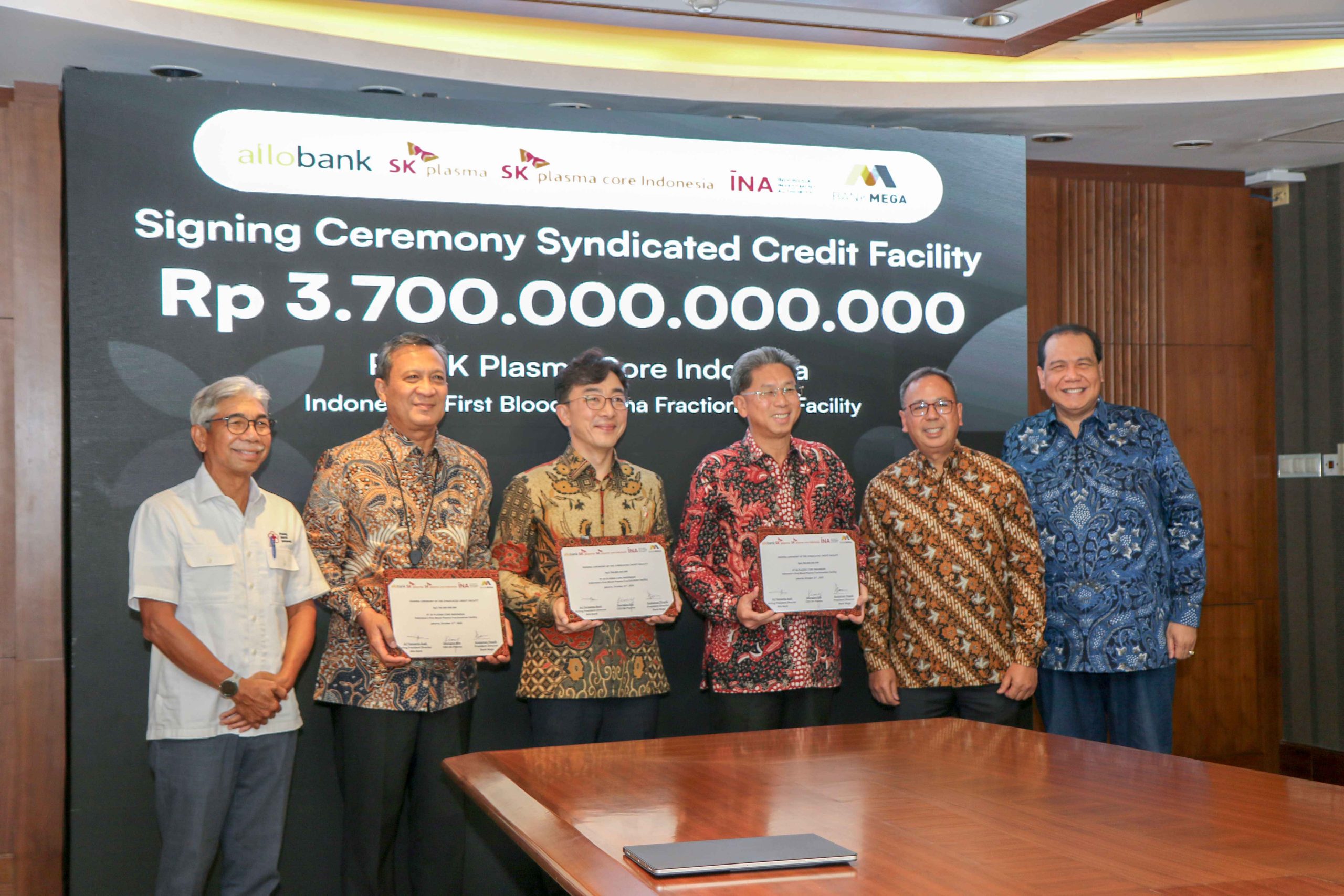Upacara penandatanganan pinjaman sindikasi senilai IDR3,7 triliun untuk SK Plasma Core Indonesia. (Foto: Istimewa)