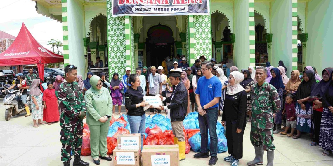 EVP Corporate Communication & Social Responsibility BCA, Hera F. Haryn menyerahkan bantuan kemanusiaan kepada perwakilan Tentara Nasional Indonesia (TNI) dan warga terdampak banjir di Sumatra. (Foto: Dok. BCA)