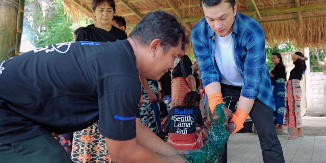 Bakti BCA bersama Nicholas Saputra dampingi penenun Sumba Timur hadirkan Wastra Warna Alam terinspirasi Tanah Marapu. (Foto: Dok. BCA)
