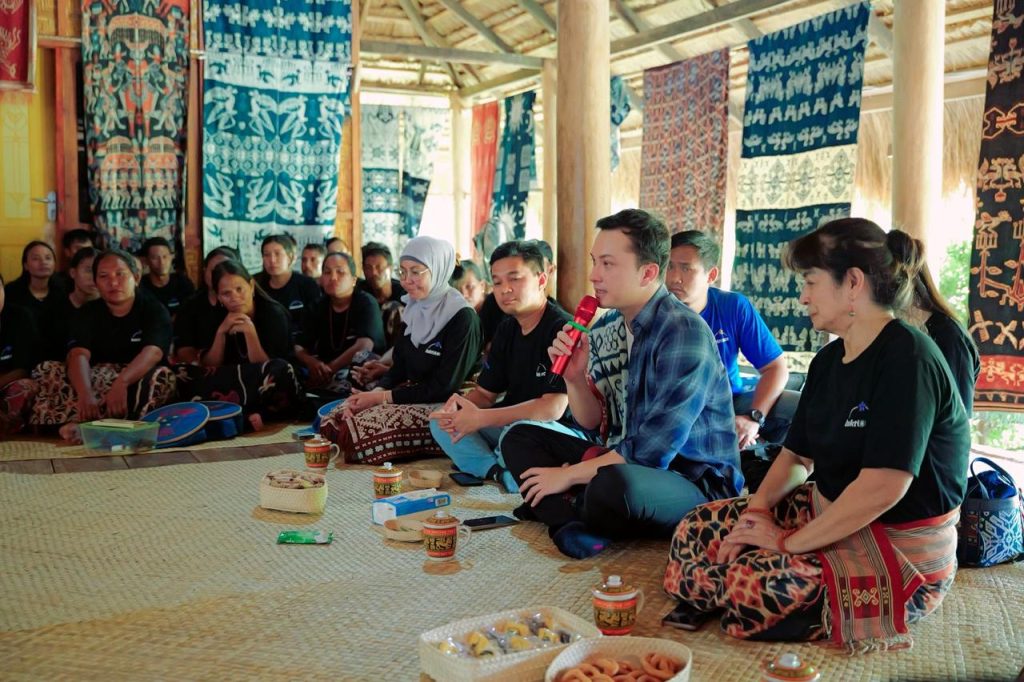 Nicholas Saputra dukung program Bakti BCA Lestarikan Tenun Warna Alam Sumba Timur. (Foto: Dok. BCA)