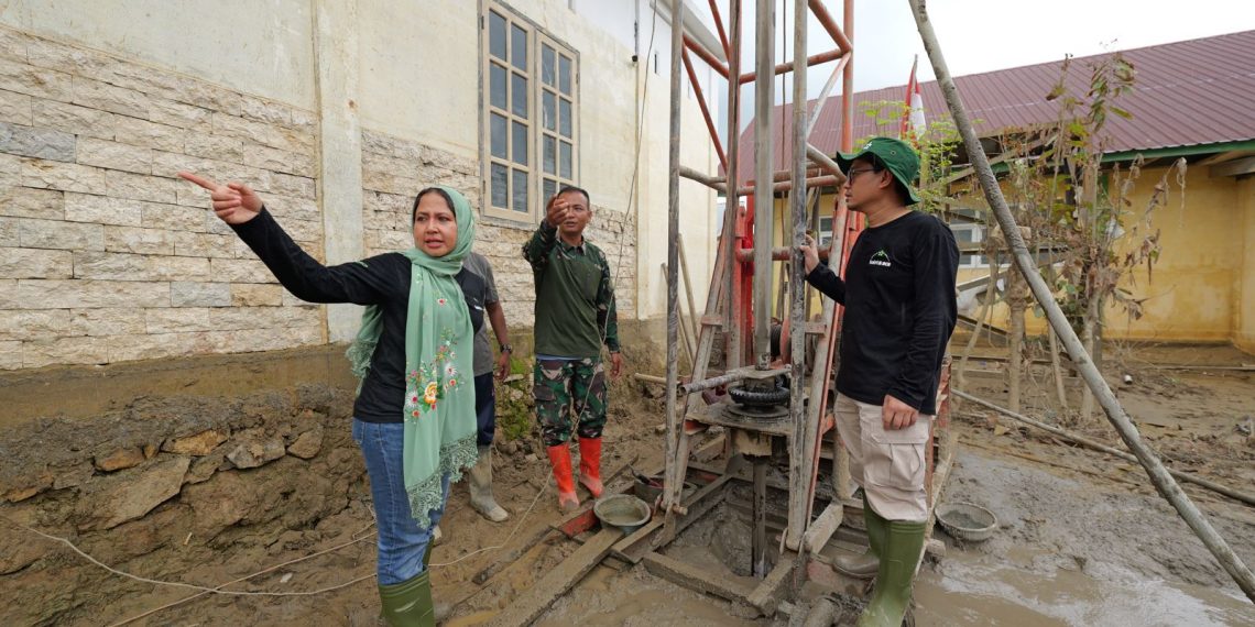 Bakti BCA dan BCA Syariah menyalurkan bantuan banjir di Aceh Tamiang, mulai kebutuhan pokok hingga air bersih dan listrik. (Foto: Istimewa)