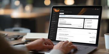 Ilustrasi - Seorang nasabah menggunakan paltofrm Kopra by Mandiri saat bertransaksi. (Foto: Istimewa)