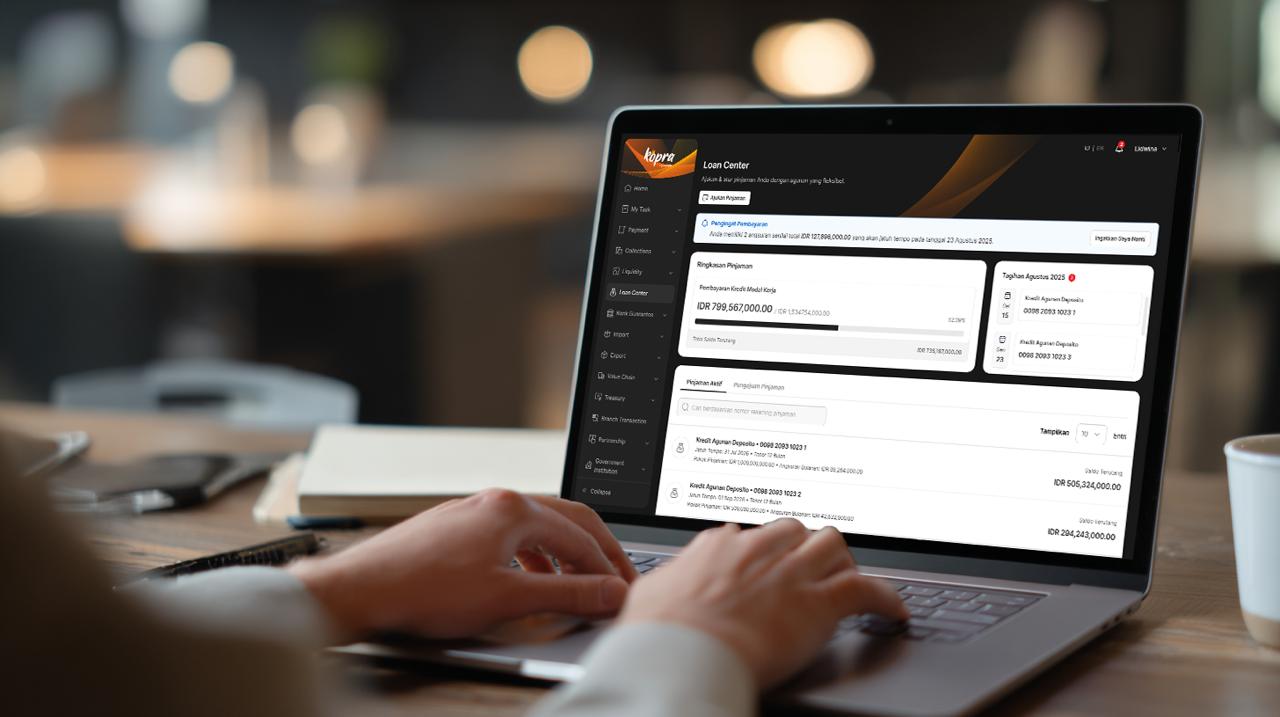 Ilustrasi - Seorang nasabah menggunakan paltofrm Kopra by Mandiri saat bertransaksi. (Foto: Istimewa)