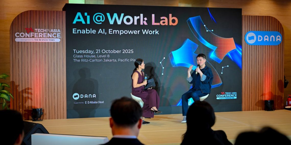 CEO and Co-Founder Dana Indonesia, Vince Iswara (kanan) dalam acara AI@Work Lab di Jakarta (21/10). (Foto: Istimewa)