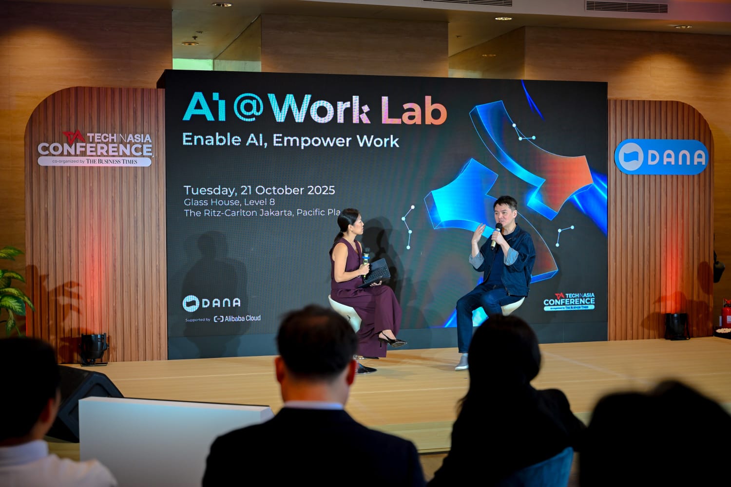 CEO and Co-Founder Dana Indonesia, Vince Iswara (kanan) dalam acara AI@Work Lab di Jakarta (21/10). (Foto: Istimewa)