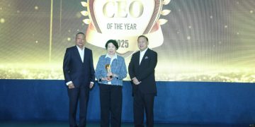 Dirut ACA, Julianti Boddhiya meraih penghargaan CEO of The Year 2025 dari Infobank, Senin, 8 Desember 2025. (Foto: Erman Subekti)