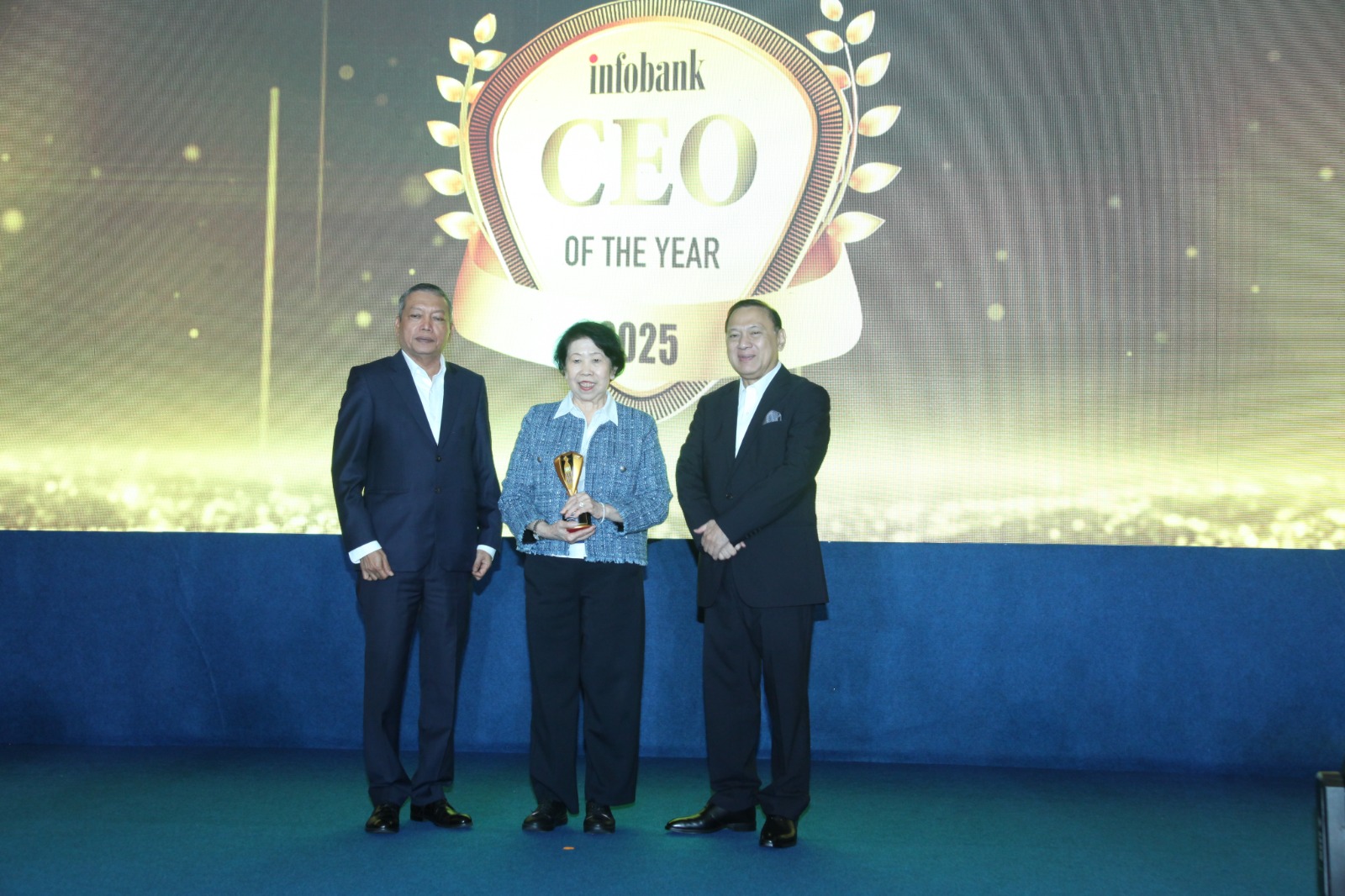 Dirut ACA, Julianti Boddhiya meraih penghargaan CEO of The Year 2025 dari Infobank, Senin, 8 Desember 2025. (Foto: Erman Subekti)