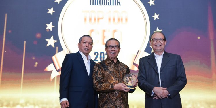 Dirut Bank Kaltimtara, Muhammad Yamin meraih penghargaan Best CEO pada ajang Infobank: Top 100 CEO & The Next Future Leaders 2025. (Foto: Zulfikar)