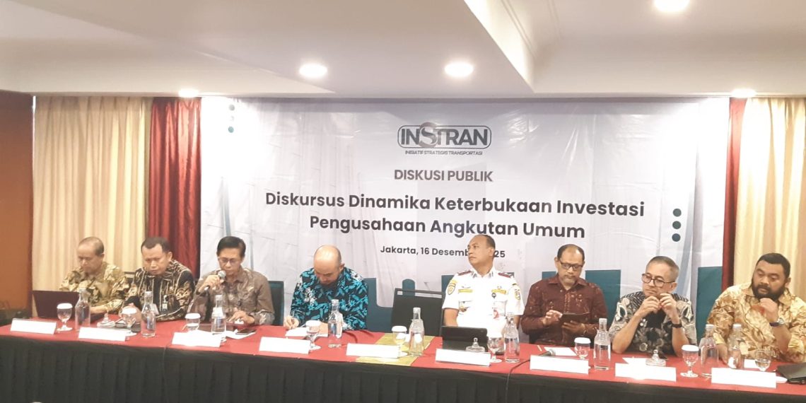 Diskusi publik bertajuk "Diskursus Dinamika Keterbukaan Investasi Pengusahaan Angkutan Umum" yang diadakan oleh Instran di Jakarta, Selasa (16/12). (Foto: Steven Widjaja)