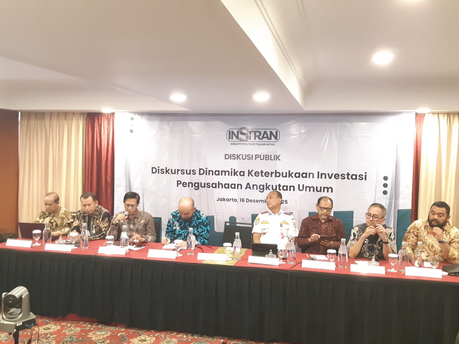 Diskusi publik bertajuk "Diskursus Dinamika Keterbukaan Investasi Pengusahaan Angkutan Umum" yang diadakan oleh Instran di Jakarta, Selasa (16/12). (Foto: Steven Widjaja)