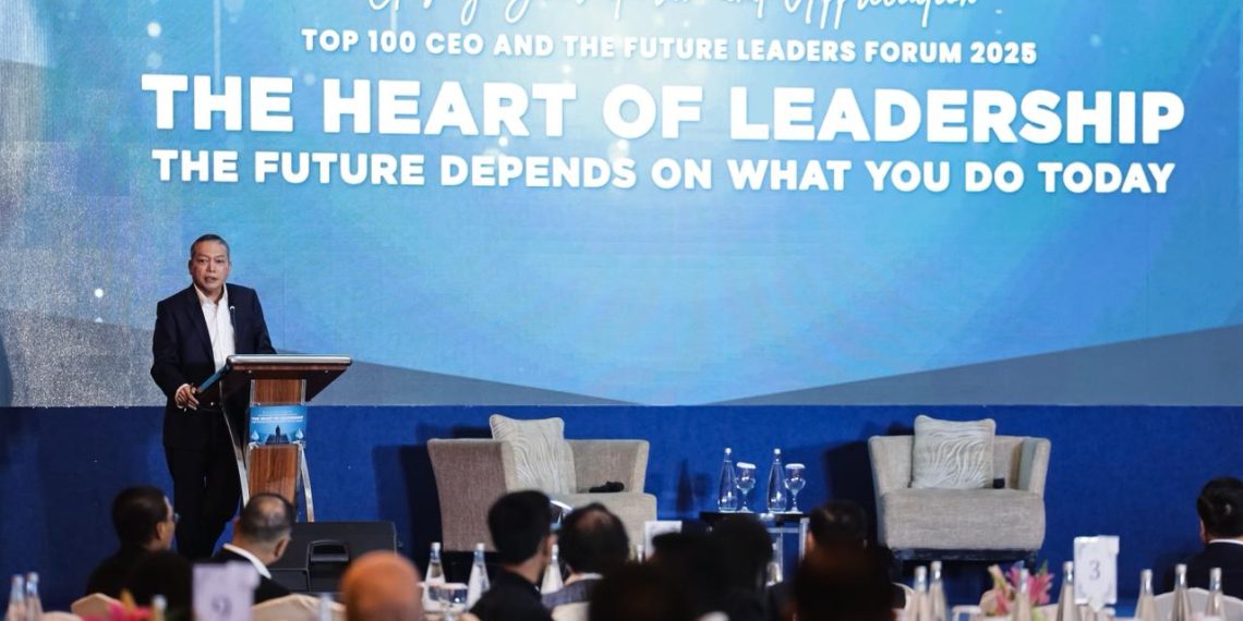 Chariman Infobank Media Group, Eko B. Supriyanto, saat memberikan kata sambutan dalam acara Top 100 CEO and The Future Leaders Forum 2025 di Hotel Shangri-La Jakarta, Senin, 8 Desember 2025. (Foto. M. Zulfikar)