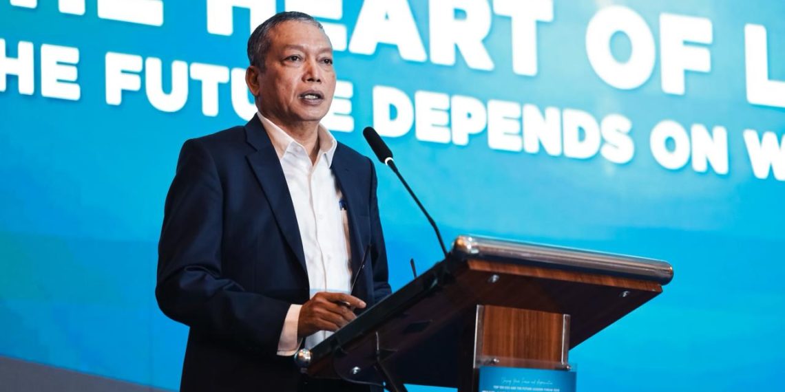 Chariman Infobank Media Group, Eko B. Supriyanto, saat memberikan kata sambutan dalam acara Top 100 CEO and The Future Leaders Forum 2025 di Hotel Shangri-La Jakarta, Senin, 8 Desember 2025. (Foto. M. Zulfikar)