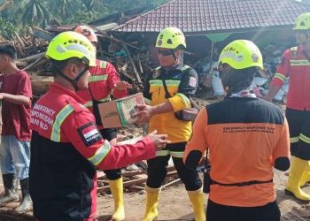 Tim relawan membantu korban bencana di Sumatra. (Foto: Humas Grup Merdeka)