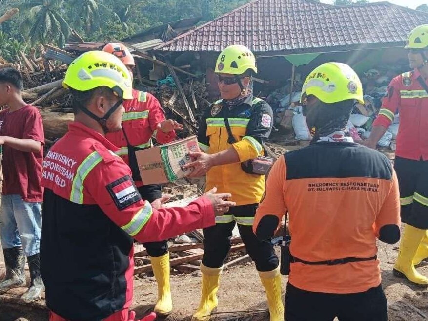 Tim relawan membantu korban bencana di Sumatra. (Foto: Humas Grup Merdeka)
