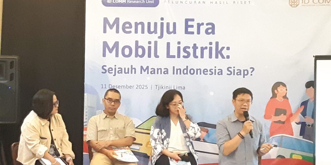 Research Associate ID Comm, Claudius Surya (kanan) di Jakarta, Kamis (11/12). (Foto: Steven Widjaja)