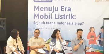 Research Associate ID Comm, Claudius Surya (kanan) di Jakarta, Kamis (11/12). (Foto: Steven Widjaja)