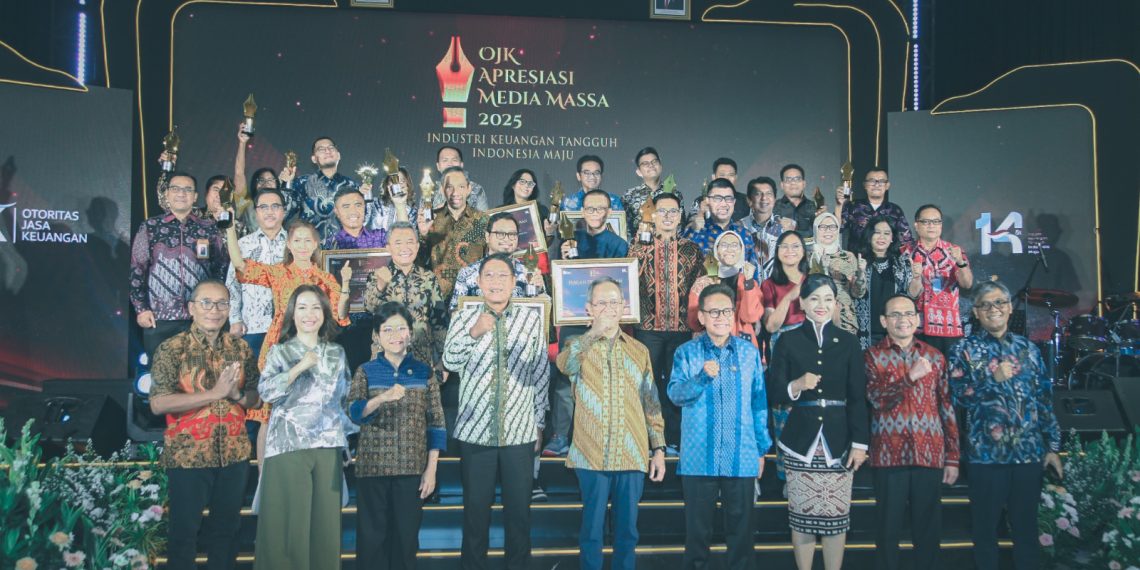 OJK Anugerahkan Majalah Infobank sebagai Majalah Terproduktif